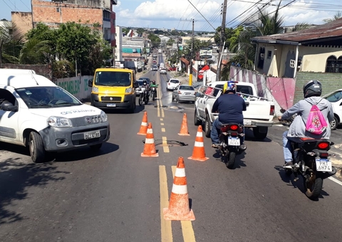 Rua é interditada em Manaus após rompimento de tubulação