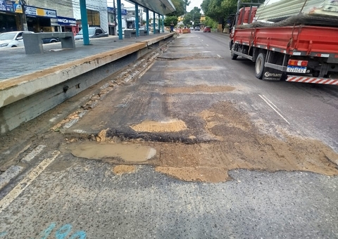 Valas abertas por concessionária afetam transporte e plataforma é desativada no Coroado