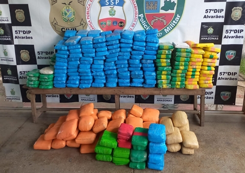 Urna com quase meia tonelada de drogas é encontrada flutuando em rio no Amazonas