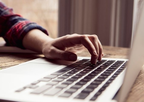 Empresa é condenada a pagar indenização após interromper internet indevidamente