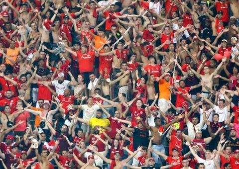 Torcedores jogam pedras em ônibus do Inter; atleta e preparador são feridos