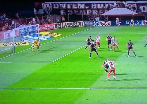 Internacional derrota Atlético-GO em Goiânia