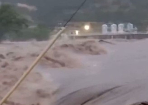 Enchente atinge acampamento cristão e arrasta casas no Texas; mortes são confirmadas