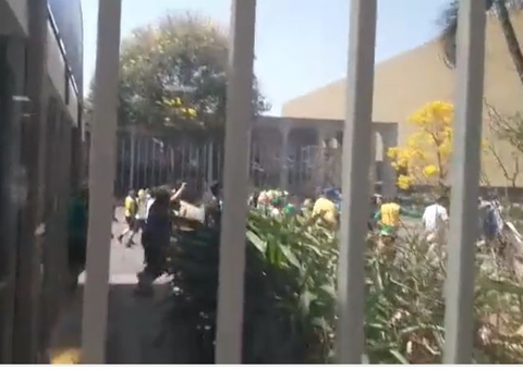 Bolsonaristas perseguem servidor e tentam invadir Ministério da Saúde; veja vídeos