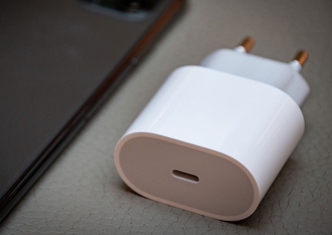 Justiça manda Apple indenizar cliente por venda de iPhone sem carregador