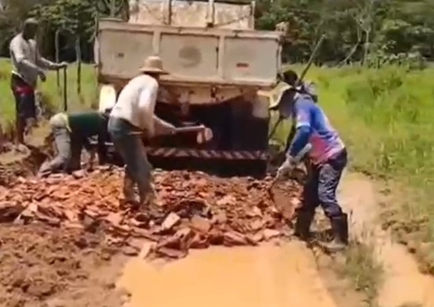 'Abandonados', moradores se mobilizam para tapar crateras em estrada no Iranduba