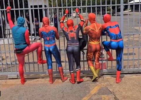 Fantasiados de Homem-Aranha, amigos viralizam ao encenar atraso para Enem