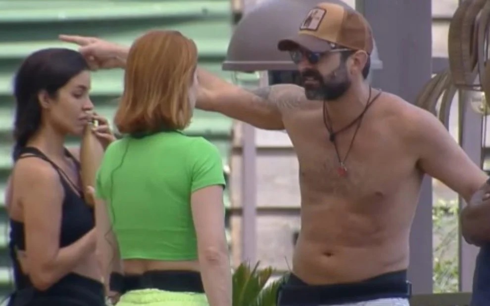 Iran Malfitano dá esporro em Deborah após peoa tentar fazer barraco