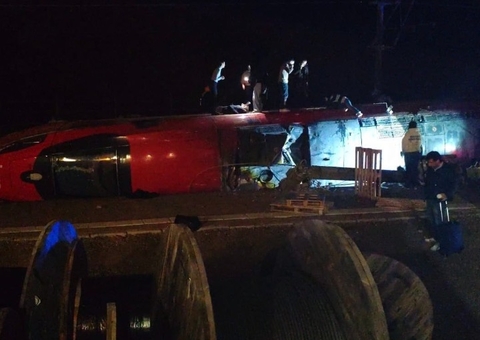 Trem descarrila e deixa 21 mortos e 100 feridos na Espanha