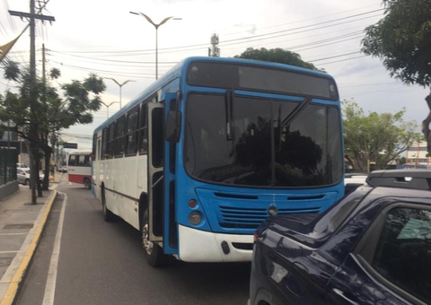 Ônibus que fazia transporte clandestino é apreendido em Manaus