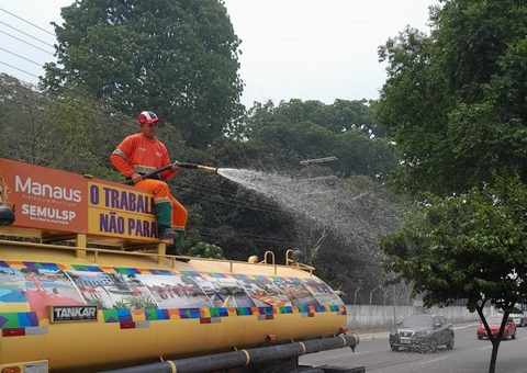 Caminhões-pipas são usados para resfriar vias públicas em Manaus