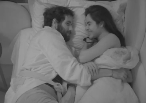 Isabelle e Mateus trocam carinhos na cama: “Vota em mim, mas tá na minha cama"