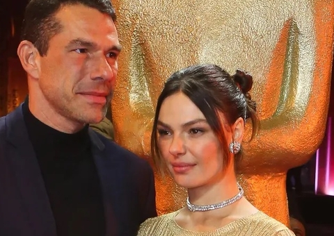 Com seios à mostra, Isis Valverde beija Marcus Buaiz no Festival de Cinema de Gramado