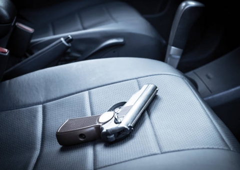 Homem é preso enquanto passeava em Manaus com drogas e arma no carro