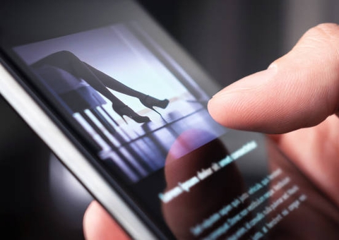 Homem divulga fotos íntimas e número da ex em anúncio de garota programa