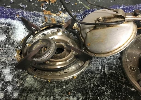 Merendeira sofre queimadura na bunda após panela de pressão explodir em escola