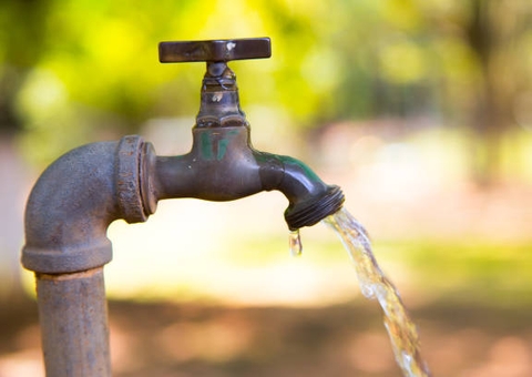 Justiça ordena fornecimento de água à mãe de criança autista após corte em Manaus