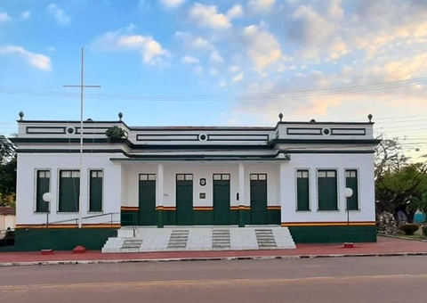 Compra de mobiliário em Itacoatiara é homologada sem preços