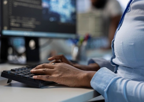 Monitoramento no home office: o que empresas podem fazer e os riscos do excessos