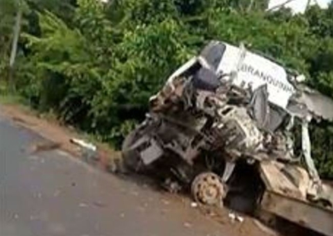 Motorista fica ferido após colisão entre carretas na BR-174; vídeo