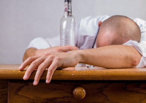 Entenda por que remédios antirressaca podem ser uma armadilha