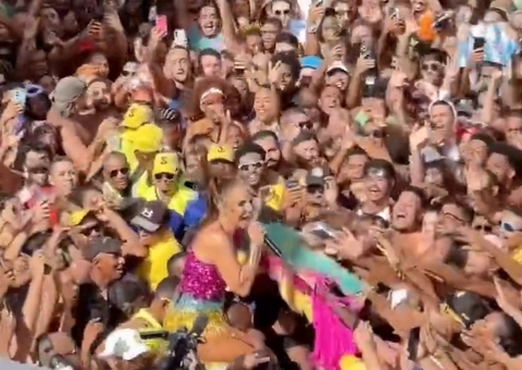 Ivete Sangalo desce de trio e é carregada por oceano de fãs no Carnaval de Salvador; vídeo