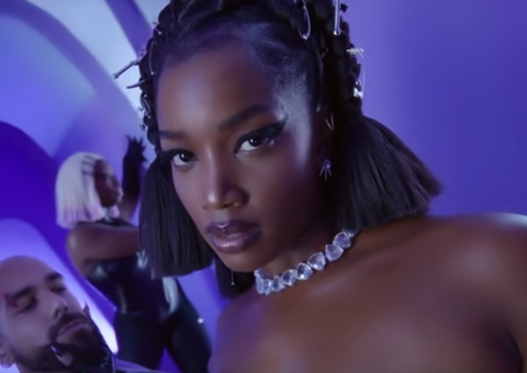 IZA exibe bumbum redondo de fio-dental no clipe superproduzido de ‘Sem Filtro’; vem ver