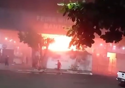 Feira pega fogo e desespera permissionários em Manaus; veja vídeo