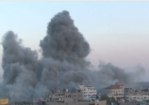 Israel bombardeia área de refugiados na Faixa de Gaza e mata 50 pessoas 