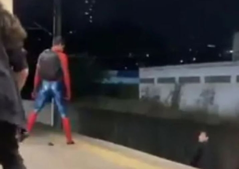 Vídeo: Homem-Aranha é agredido a socos e pedradas em estação de metrô