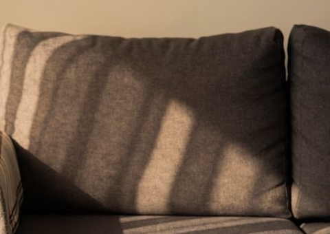 Filho de casal de irmãos morre e corpo passa 24h no sofá de casa em Pernambuco