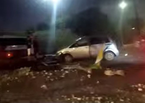 Motorista de Hilux foge após derrubar poste na Av. Cosme Ferreira