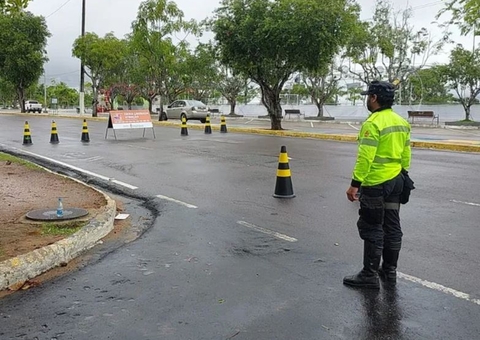 Avenida Coronel Teixeira é interditada nas proximidades da Ponta Negra