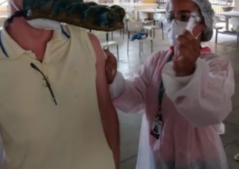 Universitário vai fantasiado de jacaré receber vacina contra covid-19