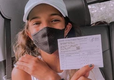 Aos 13, Rayssa Leal se vacina contra covid: 'transformação em jacaré'