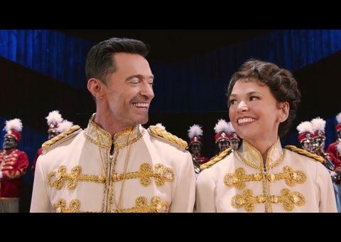 Hugh Jackman é visto aos beijos dentro de carro com atriz e assume namoro