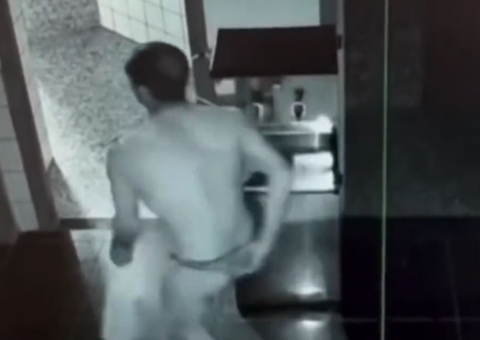 Vestindo apenas calcinha, homem invade escola e rouba até torneiras, veja vídeo