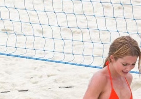 Jade Picon exibe corpo sarado com ator em praia e aumenta rumores de affair