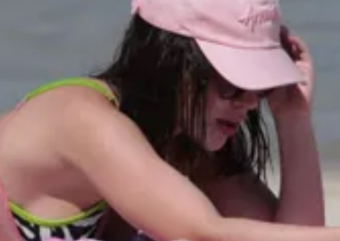 Jade Picon é clicada de biquíni em praia com barriga ultra sarada e novo visual 