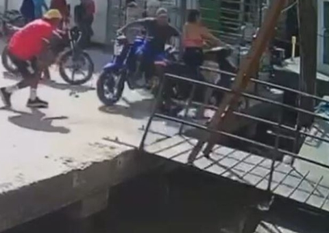 Vídeo: Mulher perde controle e motocicleta cai dentro de rio