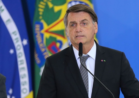 Ao lado de Damares, Bolsonaro ratifica Convenção contra racismo