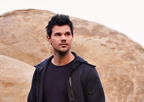 Romântico! Taylor Lautner, o Jake de Crepúsculo, pede a namorada em casamento; veja fotos