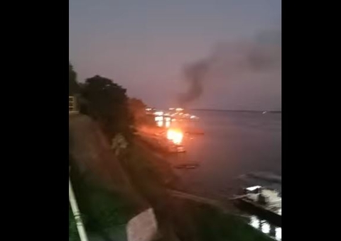 Balsa explode em porto no Amazonas e moradores buscam por vítimas; vídeo