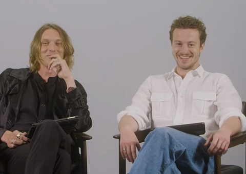 Atores de Stranger Things Jamie Bower e Joseph Quinn lêem tweets em português e divertem fãs