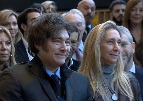 Milei acusa jornalistas de 'rasteiros' em 1ª aparição após escândalo de corrupção com irmã