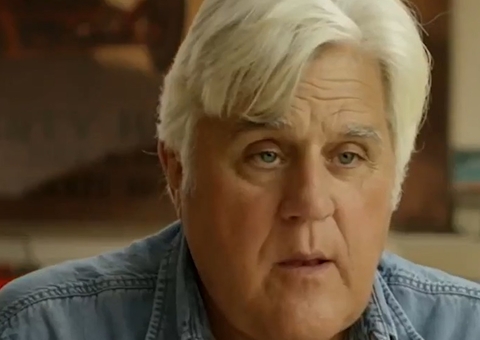 Jay Leno cai de penhasco de 18 metros de altura e mostra rosto deformado