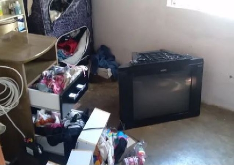 Menina de 4 anos morre após TV de tubo cair sobre ela