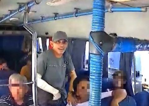 Criminoso assalta micro-ônibus e obriga passageira a ajudá-lo em Manaus; Veja vídeo