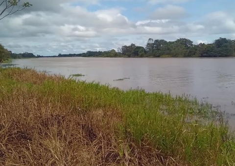 Bombeiros buscam por ribeirinho que desapareceu após rabeta afundar no Amazonas