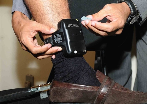 Réu por matar adolescente, PM volta a trabalhar com tornozeleira eletrônica